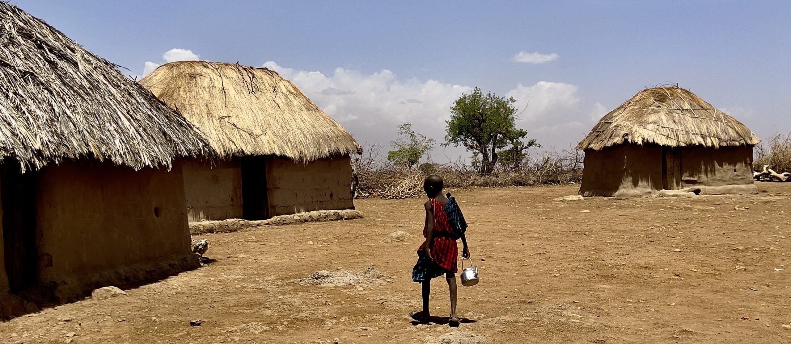 Maasai-Dorf mit Hütten